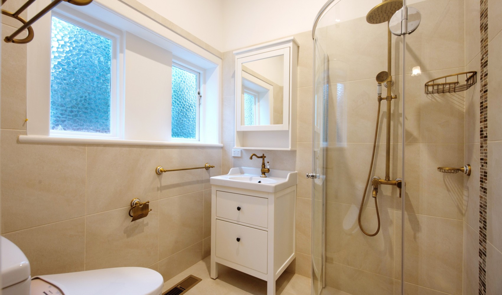 Glen Iris guest bathroom